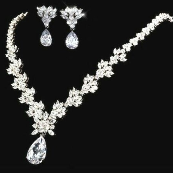 Swarovski Crystals Claire Necklace Set - Picture 2 of 6